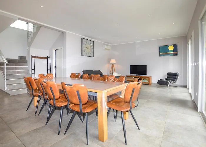 4 Bedroom Beautiful In Florent Сasa de vacaciones