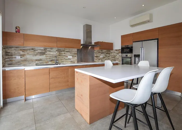 4 Bedroom Beautiful In Florent Сasa de vacaciones