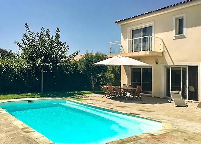 4 Bedroom Beautiful In Florent Сasa de vacaciones Saint-Florent (Corsica)
