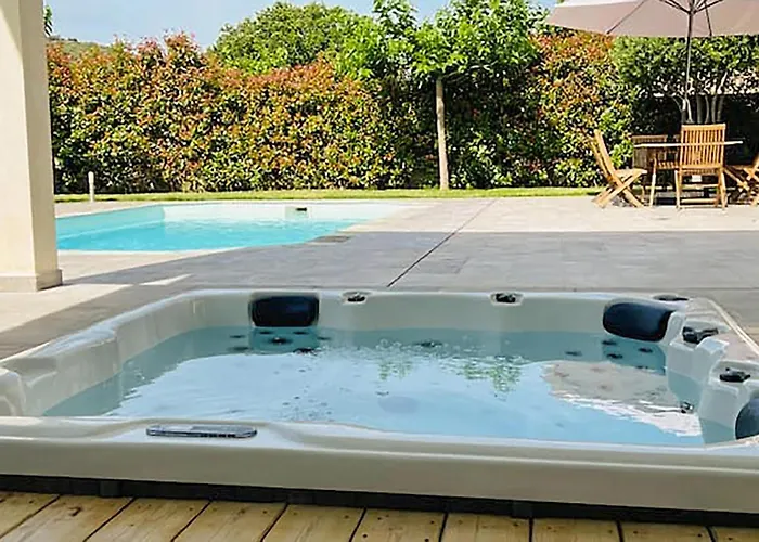 Сasa de vacaciones 4 Bedroom Beautiful In Florent