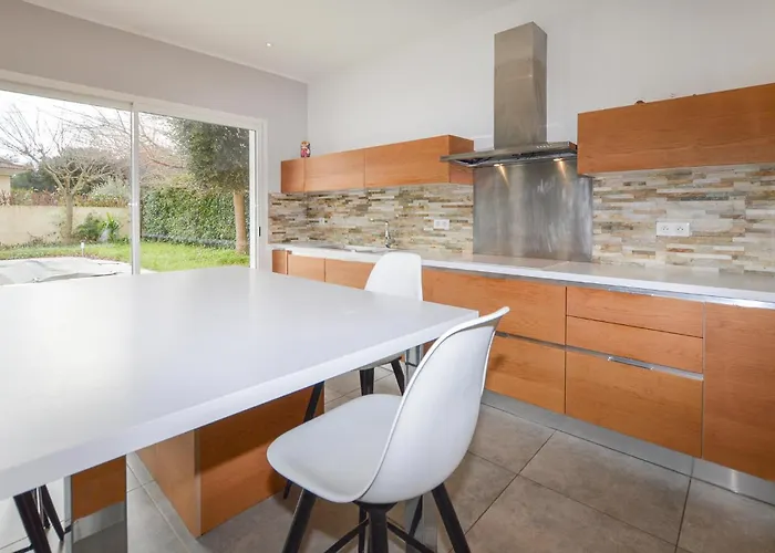 Сasa de vacaciones 4 Bedroom Beautiful In Florent *