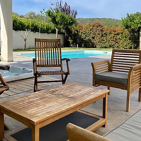 Casa vacanze 4 Bedroom Beautiful In Florent