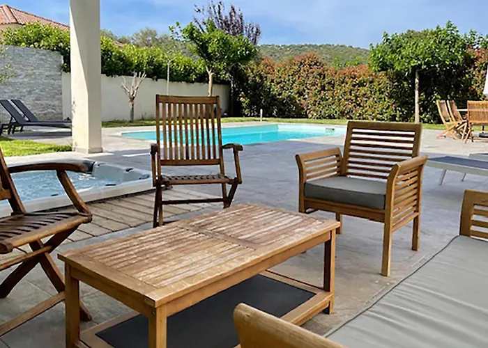 Casa vacanze 4 Bedroom Beautiful In Florent