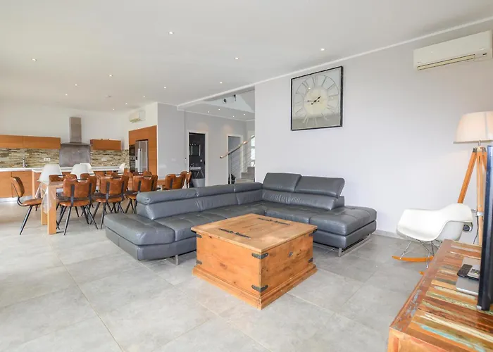 4 Bedroom Beautiful In Florent Casa vacanze *