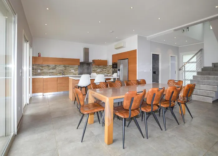 4 Bedroom Beautiful In Florent Casa vacanze *
