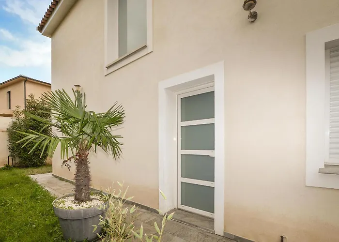 4 Bedroom Beautiful In Florent Saint-Florent (Corsica)